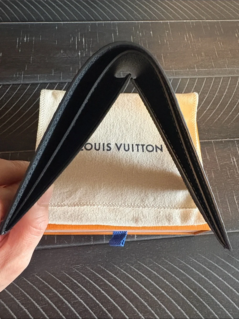 Louis Vuitton Men’s Wallet. - Picture 5 of 6